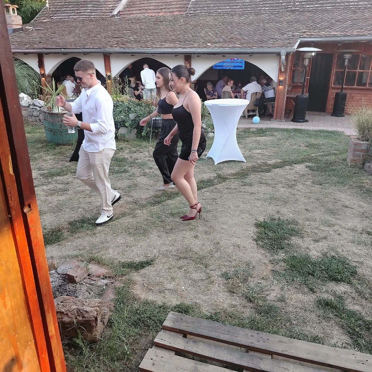 Koktel proslava na otvorenom u dvorištu sela