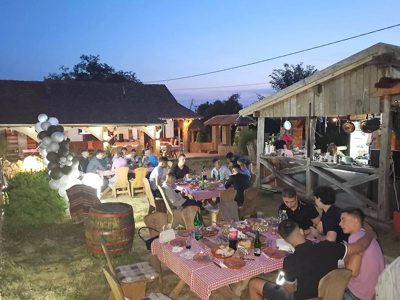 Večernja proslava u bašti pod toplim svetlima