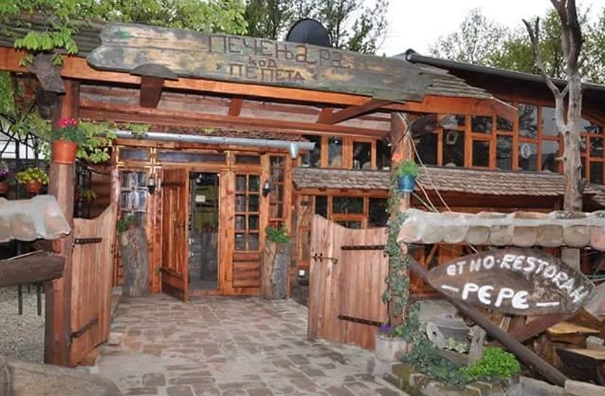 Ulaz sa rezbarenim natpisom Etno selo Pepe