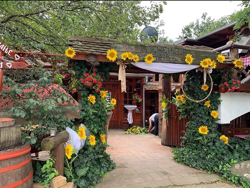 Ulaz u restoran ukrašen suncokretima i cvećem