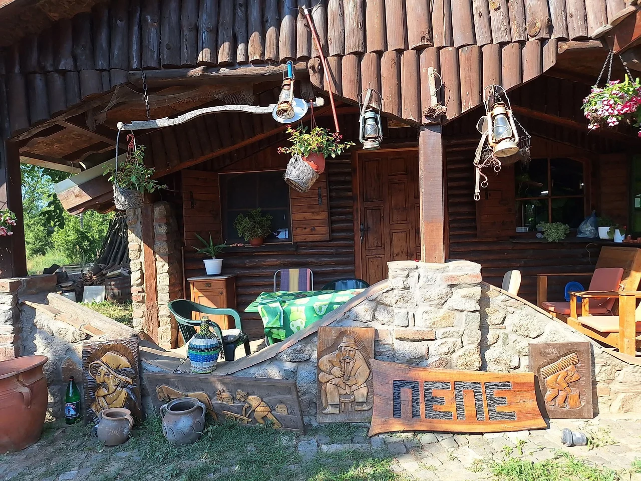 Brvnara sa natpisom Pepe i starinskim lampama