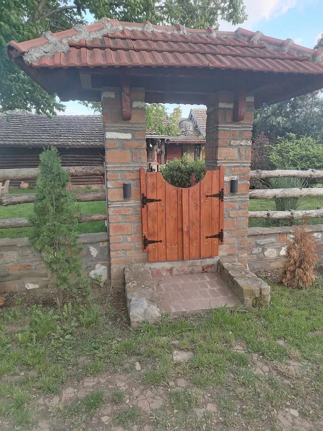 Rustična drvena kapija na ulazu u selo