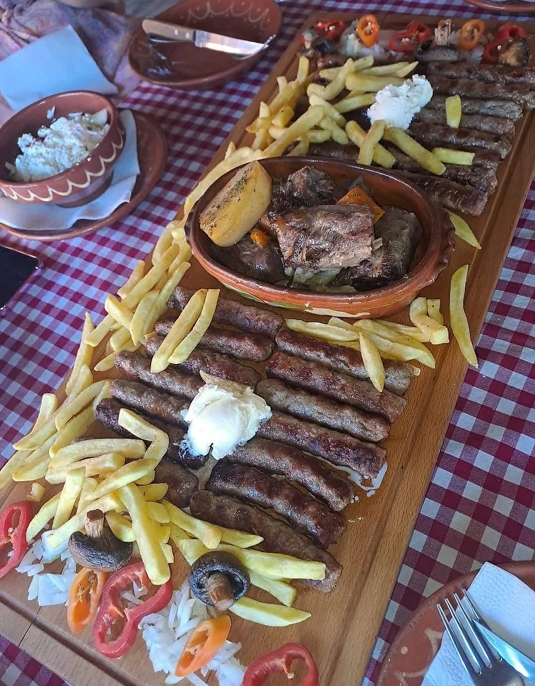 Ćevapi sa prilozima na drvenoj daski