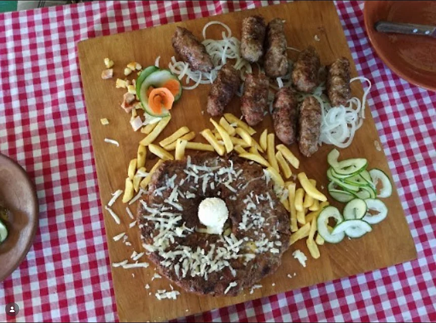Ćevapi sa kajmakom