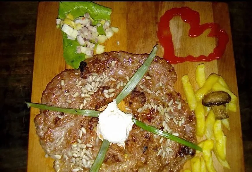 Pljeskavica sa kajmakom