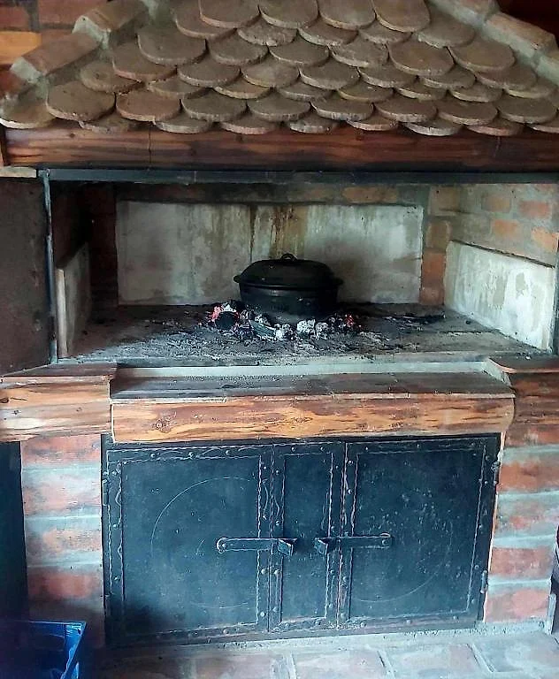 Tradicionalno ognjište sa sačem nad žarom