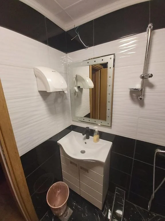 Kupatilo sa lavaboom i ogledalom