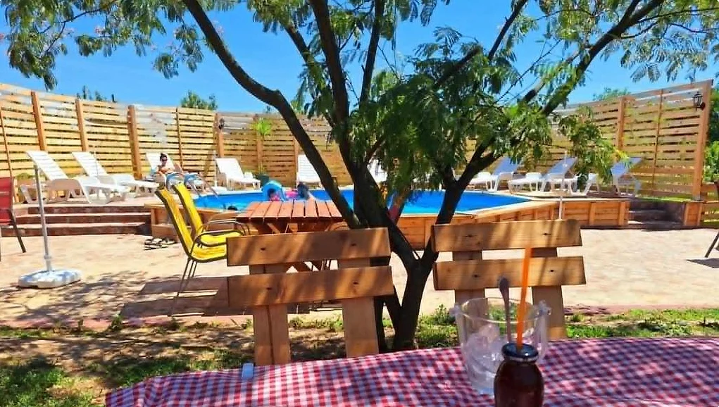 Bazen sa belim ležaljkama i privatnim kabinama
