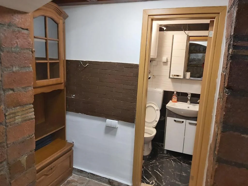 Rustična soba sa starim kaminom