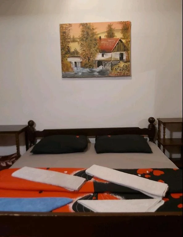 Soba sa kovanim krevetom i ljubičastom posteljinom