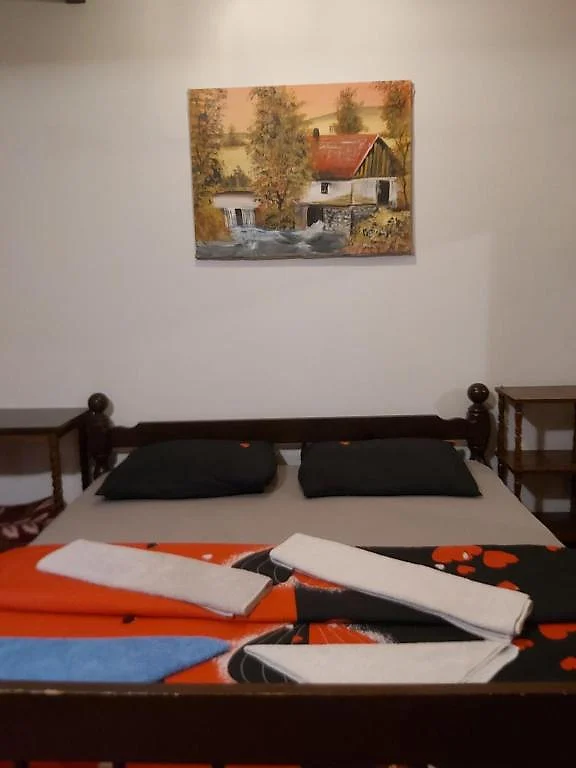 Soba spremna za goste sa složenim peškirima