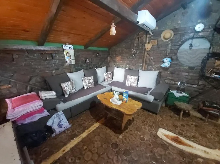 Dnevni boravak apartmana sa udobnom garniturom