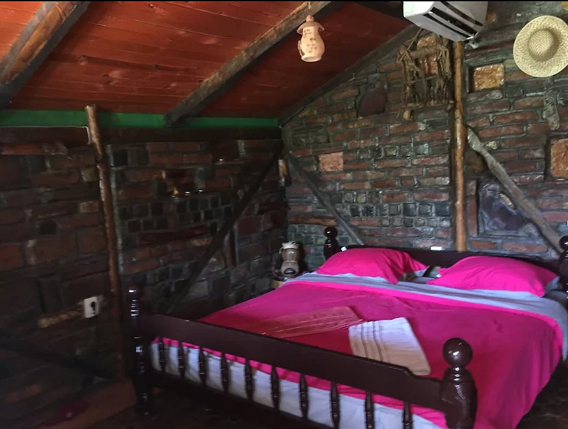 Apartman u etno stilu sa drvenim krevetom